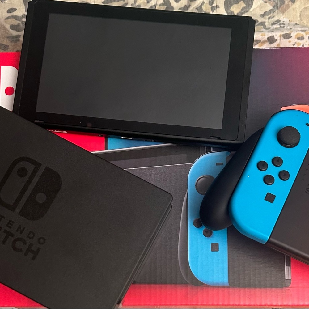 Nintendo Switch - Picture 7 of 9